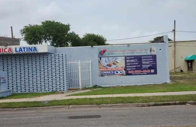 Storefront of Clínica Latina Corpus Christi with the walk-ins banner